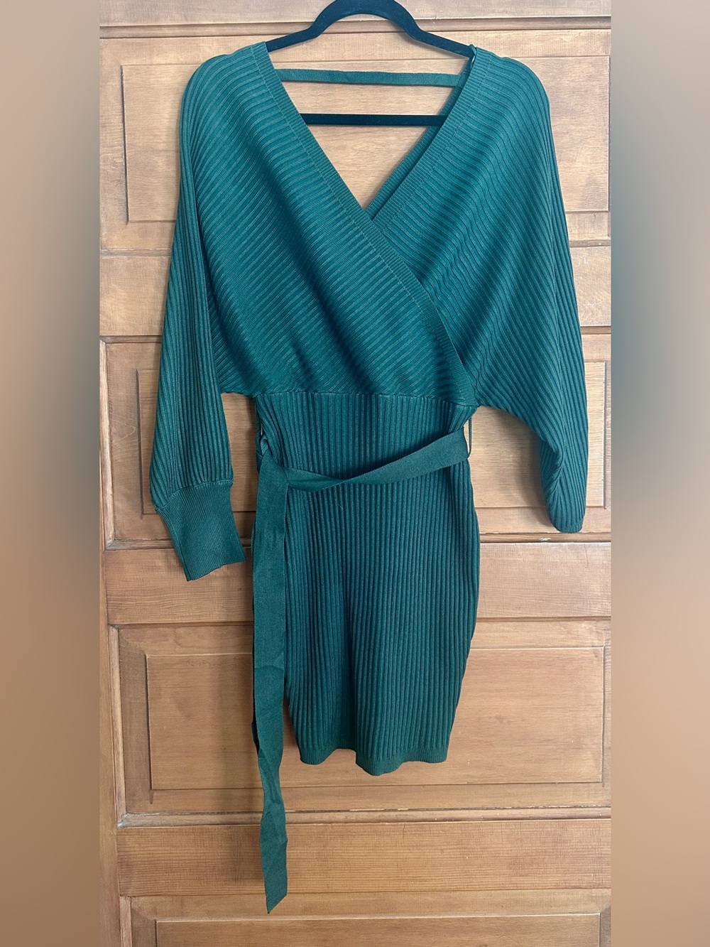 Love Tree NWT Emerald Green Sweater Dress! Sz Small.  SEXY, V back and front!!